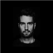 Sono un fotografo professionista a cui piace insegnare la Fotografia digitale e analogica partendo dalle basi fino a tecniche di livello più avanzato, affinché più persone possibile possano appassionarsi a questo bellissimo mondo di fantasia e creatività!